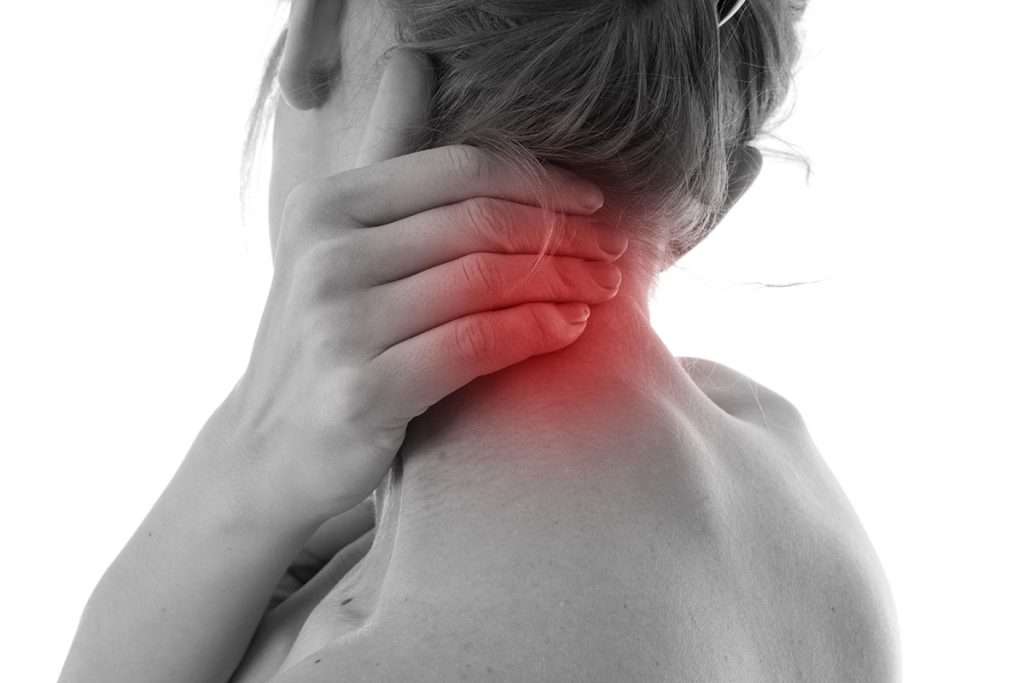 درد پشت سر در یک خانم که دستان خود را به گردن گرفته است